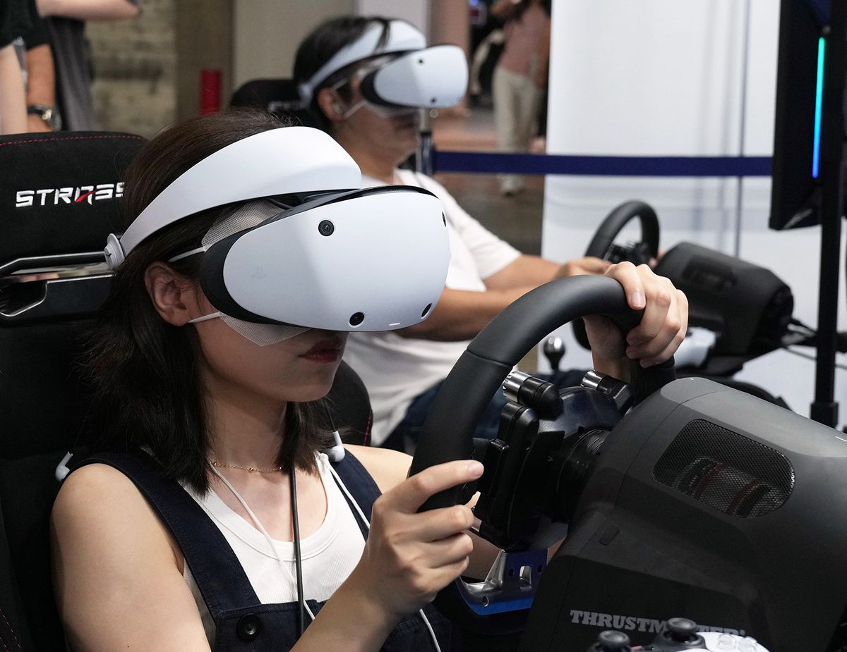 Tokió, 2023. szeptember 21.
Látogatók kipróbálják az autóversenyzést szimuláló Gran Turismo 7 játékot a szórakoztatóelektronikai ágazat legújabb termékeit bemutató nemzetközi kiállítás és vásáron Tokióban 2023. szeptember 21-én, a négynapos esemény kezdőnapján. Az idén példátlanul magas számban képviselik az iparágat a számítógépes játékok tokiói szakkiállításán, amelyen a szervezők szerint összesen 787 kiállító vesz részt.
MTI/EPA/Majama Kimimasza