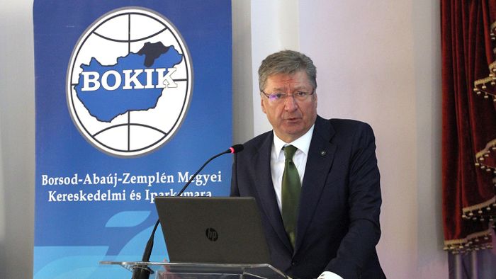 20230329 Miskolc

Előadást tartott a magyar gazdaság aktuális kihívásairól dr. Parragh László, a Magyar Kereskedelmi és Iparkamara elnöke a A Borsod-Abaúj-Zemplén Megyei Kereskedelmi és Iparkamara (BOKIK) 65. küldöttgyűlésén.

Fotó: Ádám János ÁJ 
Észak-Magyarország

Képen: dr. Parragh László, a Magyar Kereskedelmi és Iparkamara elnöke