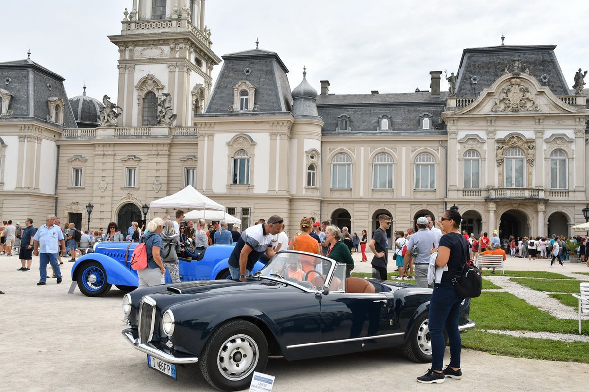 Festetics Concours d’Elegance
Az esemény egyetlen autós szponzora, a Maserati Wallis Motor jóvoltából a sajtó neves képviselői is részt vettek a rendezvényen. A versenyre nevezett járműveket a sajtó munkatársai is zsűrizték, ők ítélték oda a Sajtó Különdíjat: az elismerést az MG Car gyártmányú, 1933-as L-Type Special modell kapta. A díjon felül a győztes autó tulajdonosa egy hétvégi pihenést is nyert két fő részére a Hotel Vinifera Wine&Spa-ba, ahová a szponzor jóvoltából egy Maseratival érkezhet majd.
kapott képek