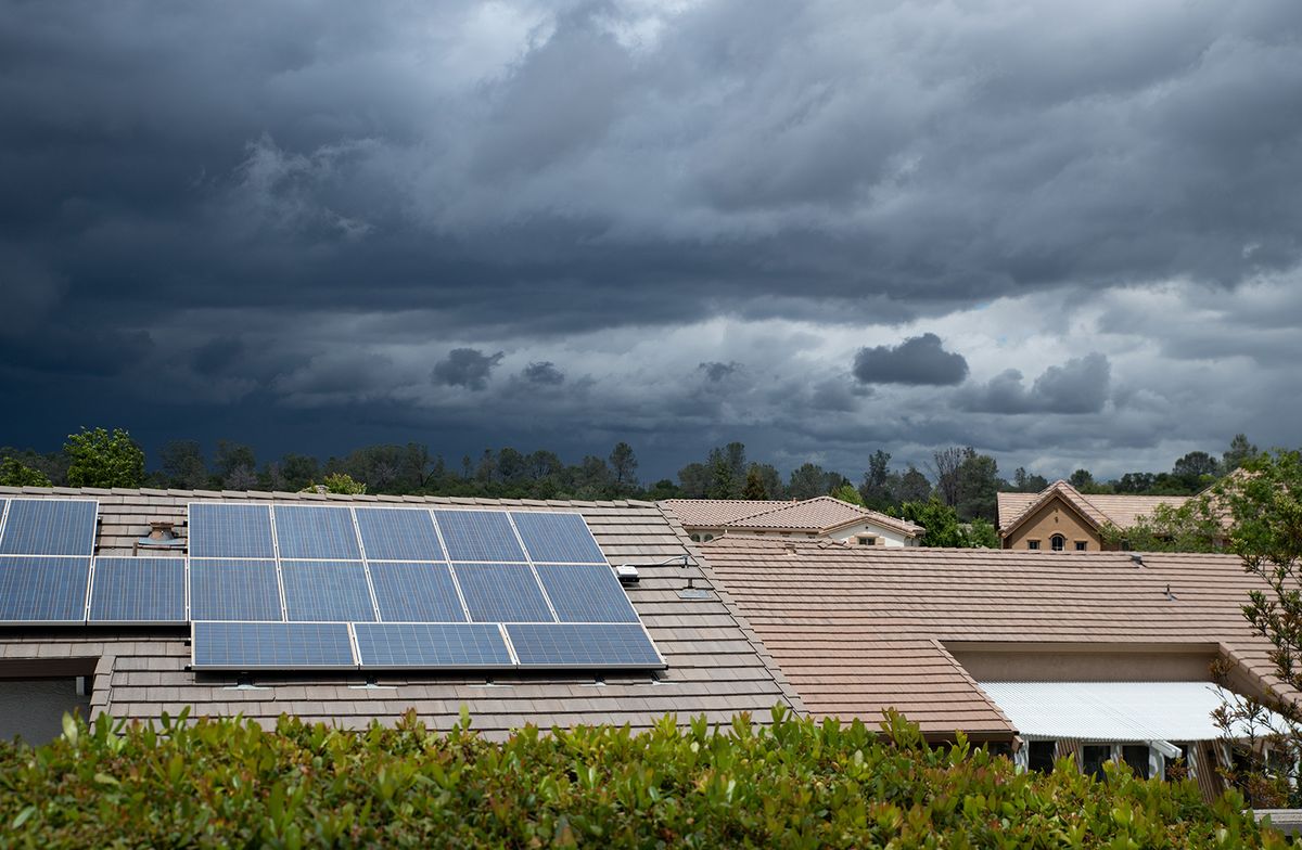Solar,Panels,Appears,On,The,Roof,Of,A,Suburban,House
Solar panels appears on the roof of a suburban house with huge storm clouds in the sky.