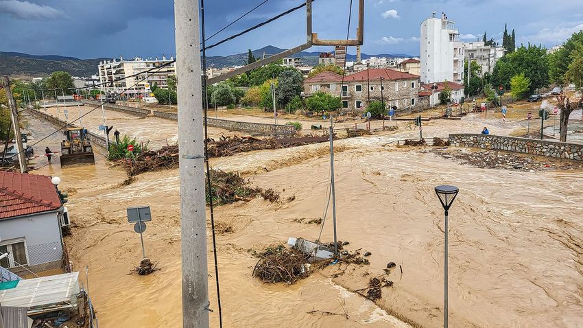 Σωστικά σκάφη προσπαθούν να φτάσουν σε πλημμυρικούς οικισμούς στην Ελλάδα