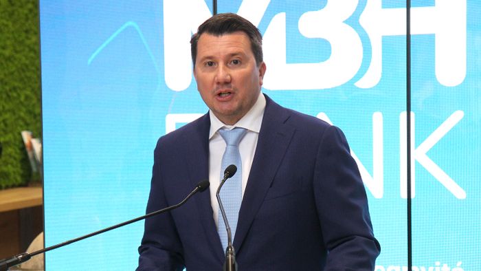 20230516 Miskolc

Miskolcon adták át az új MBH Bank első, teljeskörűen megújított fiókját, amely nemcsak az új arculati elemeket viseli magán,
hanem teljes kialakítása a változó hazai ügyféligényeket tükrözi.

Fotó: Ádám János ÁJ 
Észak-Magyarország

Képen: dr. Barna Zsolt, az MBH Bank elnök-vezérigazgatója20230516 MiskolcMiskolcon adták át az új MBH Bank első, teljeskörűen megújított fiókját, amely nemcsak az új arculati elemeket viseli magán,hanem teljes kialakítása a változó hazai ügyféligényeket tükrözi.Fotó: Ádám János ÁJ Észak-MagyarországKépen: dr. Barna Zsolt, az MBH Bank elnök-vezérigazgatója