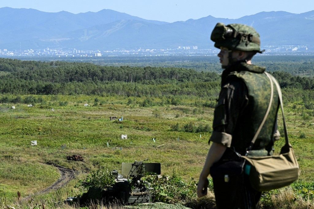 A Russian serviceman takes part in the 'Vostok-2022' military exercises at the Uspenovskyi training ground (Sakhalin Island) outside the city of Yuzhno-Sakhalinsk on the Russian Far East on September 4, 2022. The Vostok 2022 military exercises, involving several Kremlin-friendly countries including China, takes place from September 1-7 across several training grounds in Russia's Far East and in the waters off it. Over 50,000 soldiers and more than 5,000 units of military equipment, including 140 aircraft and 60 ships, are involved in the drills. (Photo by Kirill KUDRYAVTSEV / AFP)