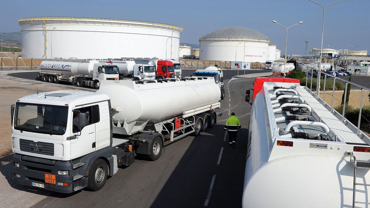 Tankers trucks queue to refuel at the oil storage of Frontignan's refinery, on October 15, 2010, in Frontignan, southern France. Frontignan's refinery is one of France's depots where employees are not in strike. French President sent in riot police to reopen fuel depots blocked by strikes, with the pipeline to Paris airports cut and strikers threwing up new pickets at other distribution centres across the country to fight against moves to raise the retirement age from 60 to 62. AFP PHOTO / PASCAL GUYOT

