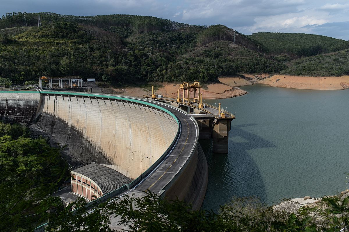 As the result of lack of rain, the water level has receded at a reservoir of the Funil Hydroelectric Plant in Itaiatia, about 160km west from Rio de Janeiro, Brazil, on November 11, 2014. The reservoir's water is presently as low as 9 percent compared to the average of 30 percent.  AFP PHOTO / YASUYOSHI CHIBA (Photo by YASUYOSHI CHIBA / AFP)