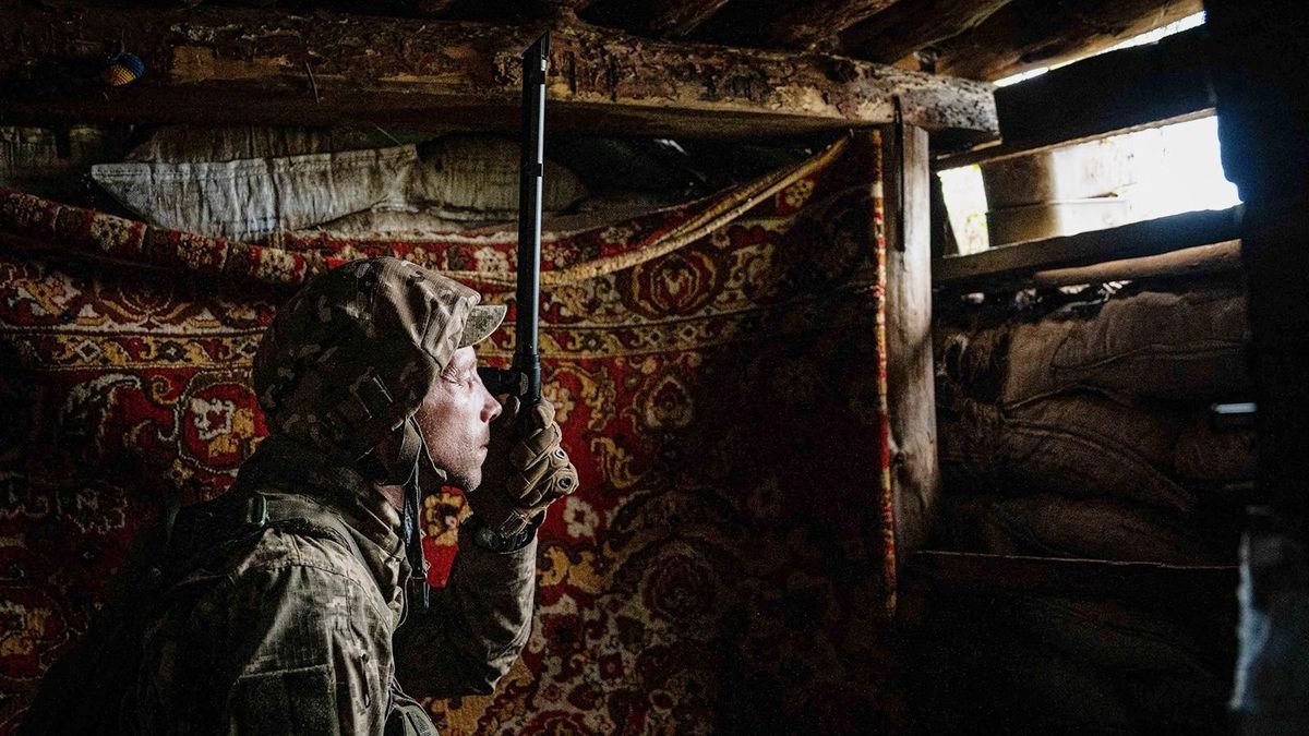 NEW YORK, UKRAINE - JULY 28: Ukrainian serviceman looks through a binocular inside a trench on the frontline near as Russia-Ukraine war continues in New York, Donbas region, Ukraine, on July 28, 2023. Ignacio Marin / Anadolu Agency (Photo by Ignacio Marin / ANADOLU AGENCY / Anadolu Agency via AFP)