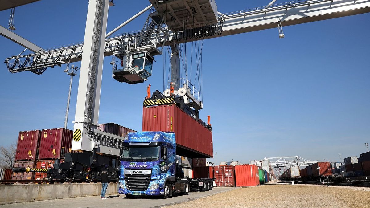 Noha export- és importoldalon is csökkent külkereskedelmi termékforgalom, így is 700 millió eurós volt a többlet júliusban