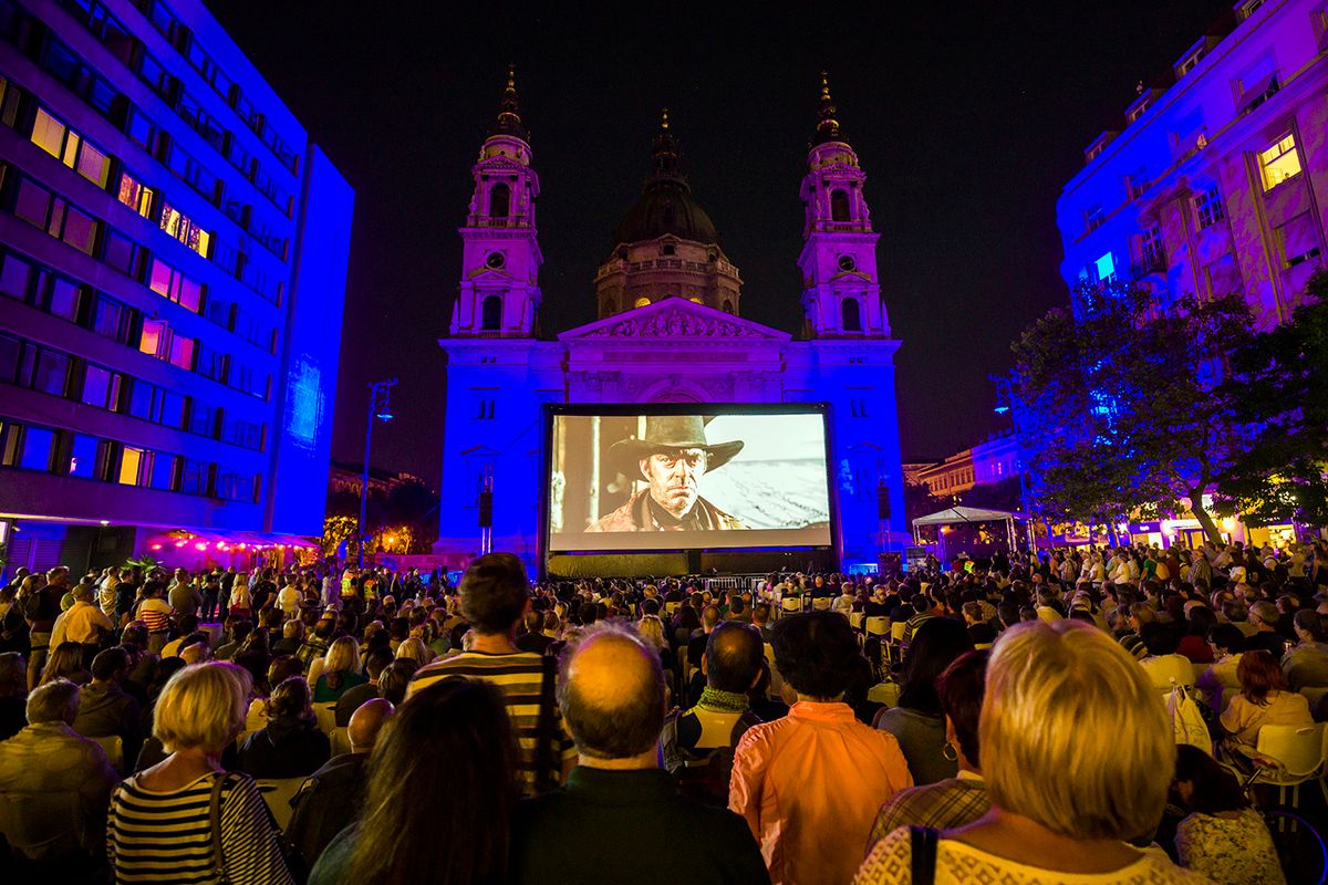 Budapest, 2018. szeptember 6.
A Volt egyszer egy Vadnyugat című filmet vetítik a Budapesti Klasszikus Film Maratonon a Szent István téren 2018. szeptember 6-án.
MTI Fotó: Mohai Balázs