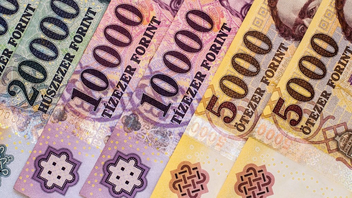 Erősödött péntek reggel a forint