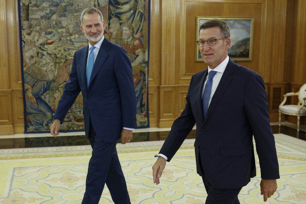 Spain's King Felipe VI receives the candidate of conservative Partido Popular (People's Party) Alberto Nunez Feijoo as part of the round of consultations with political representatives before proposing a candidate for the investiture, at the Zarzuela Palace in Madrid on August 22, 2023. Spain's King Felipe VI began meeting party leaders in a bid to break an impasse over the formation of a new government following inconclusive elections last month. Acting Prime Minister tries to win an investiture vote in parliament -- which determines who forms the government -- with the support of its far-left partner Sumar and smaller regional parties, including Catalonia's separatists. (Photo by Sebastian MARISCAL / POOL / AFP)