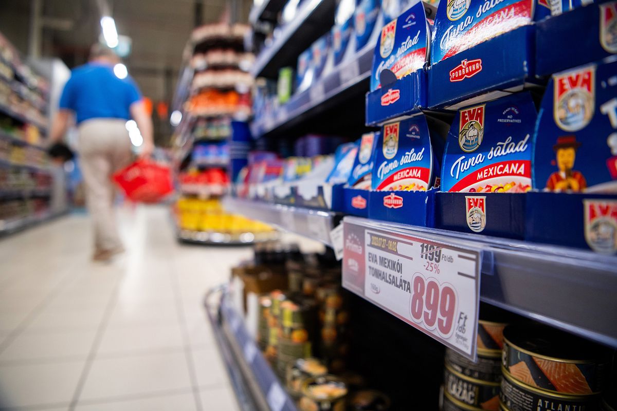 Budapest, 2023. augusztus 1.A kötelező akciózásban szereplő termék ártáblája egy budapesti CBA üzletben 2023. augusztus 1-jén. A Gazdaságfejlesztési Minisztérium közlése szerint a kormány folytatja az inflációcsökkentő intézkedéseket. Augusztus 1-jétől 15 százalékra nő a kötelező élelmiszerár-akciózás mértéke és bővül az akciózásra kijelölt élelmiszerek köre is.MTI/Balogh Zoltán