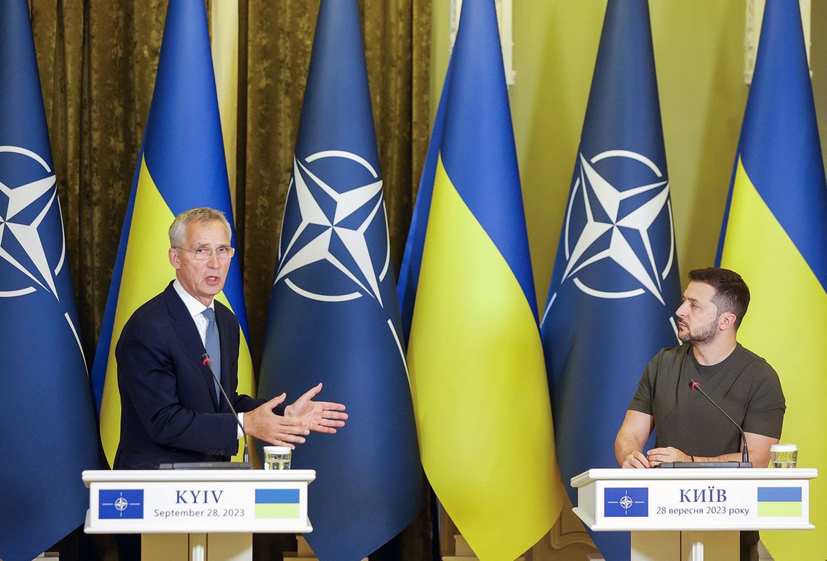 Kijev, 2023. szeptember 28.Jens Stoltenberg NATO-főtitkár (b) és Volodimir Zelenszkij ukrán elnök sajtótájékoztatót tart Kijevben 2023. szeptember 28-án.MTI/EPA/Szerhij Dolzsenko