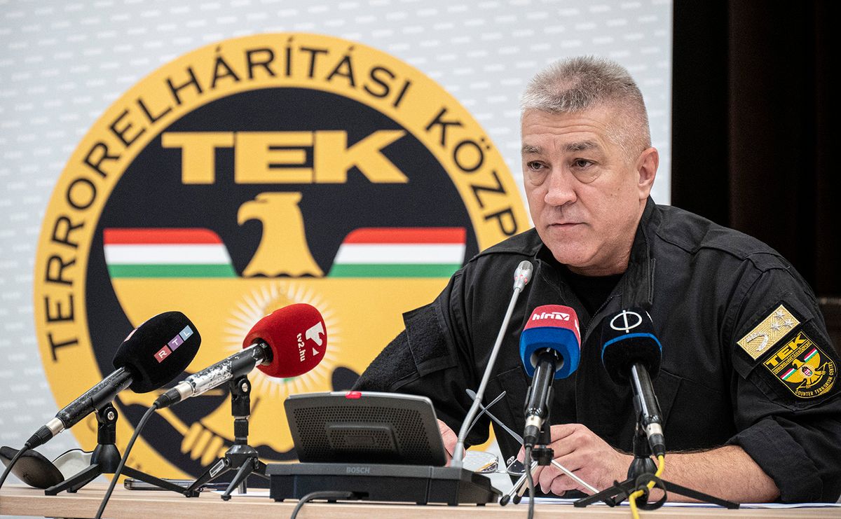 Budapest, 2023. szeptember 21.Hajdu János, a Terrorelhárítási Központ (TEK) főigazgatója sajtótájékoztatót tart az előző napon Esztergomban végrehajtott műveletről a TEK Zách utcai központjában 2023. szeptember 21-én. Az előző nap rendőri intézkedés közben egy körözés alatt álló férfi szándékosan gázrobbanást idézett elő egy bűnügyi akció során. A robbantás következtében a TEK egyik munkatársa életét vesztette, nyolc rendőr és három tűzoltó megsérült.MTI/Szigetváry Zsolt