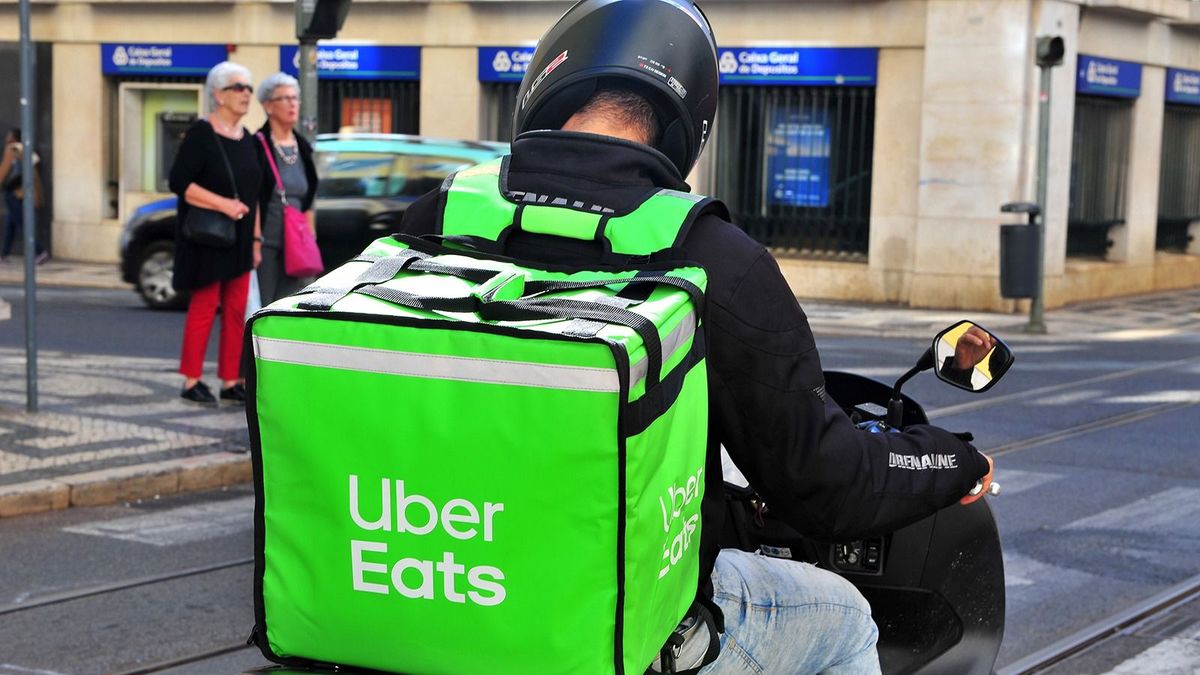 Nem kapott haladékot az Uber és a DoorDash, többet kell fizetniük a futároknak