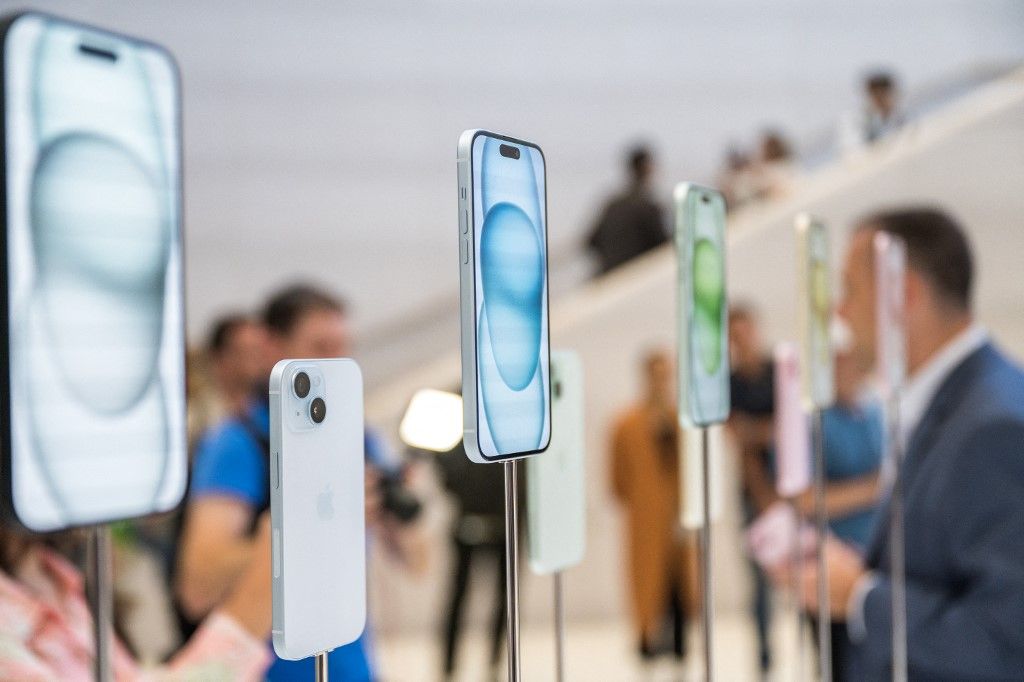 The new Apple iPhone 15, with EU ordered USB-C charger, is displayed amongst other new products during a launch event at Apple Park in Cupertino, California, on September 12, 2023. (Photo by Nic Coury / AFP)