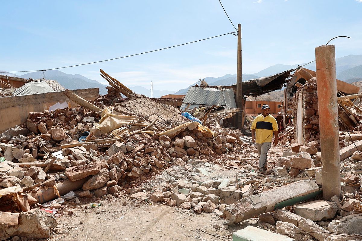 Talat N'Jaakub, 2023. szeptember 12.
Holttestet visznek a mentőegységek tagjai a földrengés sújtotta Talat N'Jaakub kisvárosban, Marrákestől délre 2023. szeptember 11-én. A szeptember 9-re virradó éjjelen pusztító, 7-es erősségű földmozgás fészkét Marrákestől mintegy 70 kilométerre, délnyugatra mérték. A halálos áldozatok száma 2862-re, a sebesülteké 2562-re emelkedett.
MTI/AP/Europa Press/Fernando SánchezTalat N'Jaakub, 2023. szeptember 12.Holttestet visznek a mentőegységek tagjai a földrengés sújtotta Talat N'Jaakub kisvárosban, Marrákestől délre 2023. szeptember 11-én. A szeptember 9-re virradó éjjelen pusztító, 7-es erősségű földmozgás fészkét Marrákestől mintegy 70 kilométerre, délnyugatra mérték. A halálos áldozatok száma 2862-re, a sebesülteké 2562-re emelkedett.MTI/AP/Europa Press/Fernando Sánchez