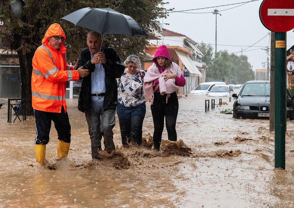 Vólosz, 2023. szeptember 5.Bokáig érő vízben gyalogolnak az emberek az északkelet-görögországi Vólosz város egyik utcáján 2023. szeptember 5-én, miután a Daniel nevű ciklon hatalmas mennyiségű csapadékkal lecsapott a térségre.MTI/EPA/ANA-MPA/Hacipolitisz Nikolaosz