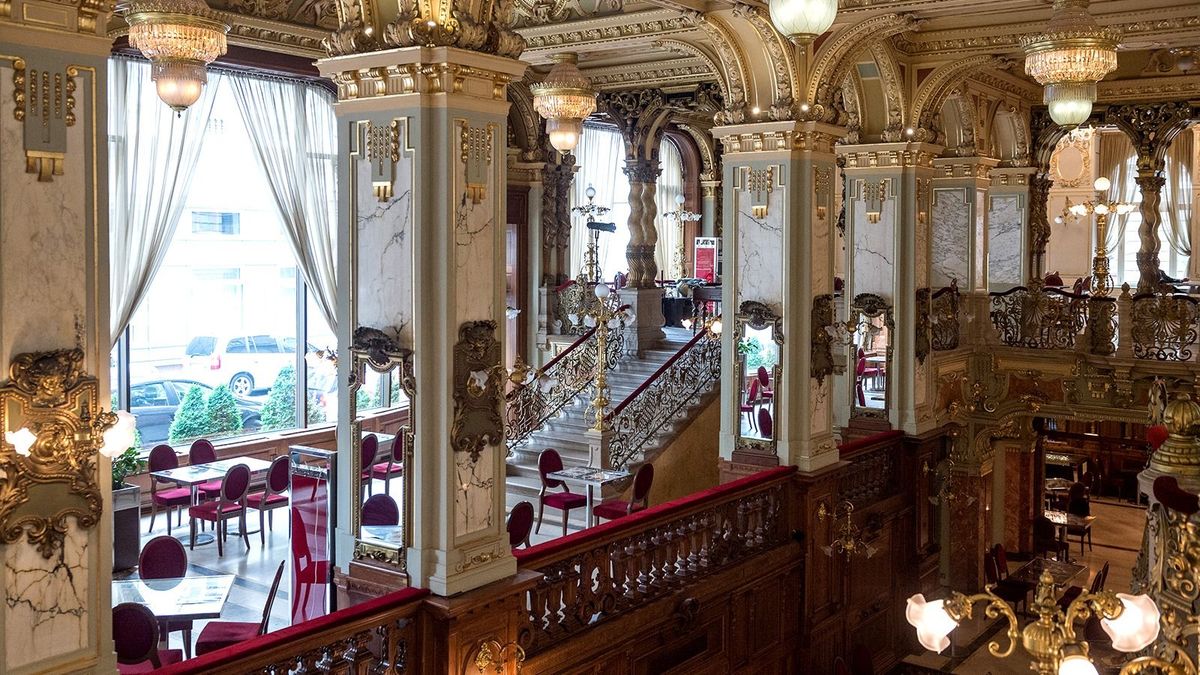 Munkahelyükről lopkodták a Zsolnay porcelánt, amit aztán a Facebook Marketplace-en árultak