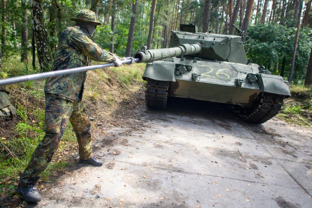 Armed Forces Media Day17 August 2023, Saxony-Anhalt, Klietz: A Ukrainian soldier cleans the gun barrel of a Leopard 1 A5 main battle tank with a barrel wiper at the Klietz training area. The Special Training Command trains Ukrainian soldiers in the operation and maintenance of the Leopard 1 A5 main battle tank at the Hub North of the European Union Military Assistance Mission in support of Ukraine (EUMAM UA). The training is provided by soldiers from Germany, the Netherlands and Denmark as well as industry specialists. Photo: Klaus-Dietmar Gabbert/dpa (Photo by Klaus-Dietmar Gabbert / DPA / dpa Picture-Alliance via AFP)