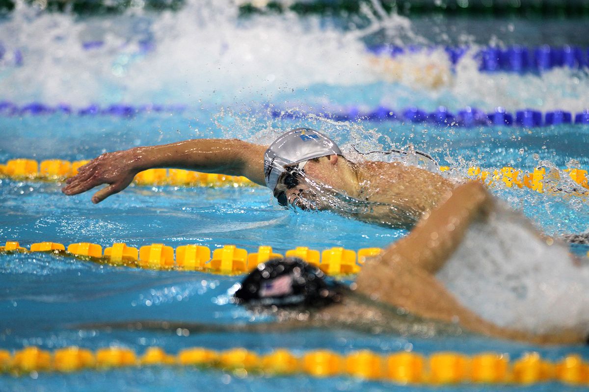 Russian swimmer Alexander Sukhorukov leads the men's 4x200m Freestyle race ahead of US Garrett Weber-Gale at the 10th FINA shourt-course world championship in Dubai on December 16, 2010. The Russian team won the gold and set a new world record of 6:49.04. AFP PHOTO/PATRICK BAZ (Photo by PATRICK BAZ / AFP)
