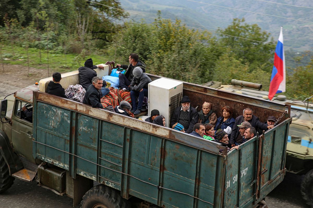 Lacin, 2023. szeptember 26.
Hegyi-karabahi örmény menekültek teherautón érkeznek az Örményországot Hegyi-Karabahhal összekötő Lacini-folyosó ellenőrzőpontjához 2023. szeptember 26-án. Legkevesebb ötezer ember kelt át az örmény határon azt követően, hogy Azerbajdzsán szeptember 19-én „terrorelhárító” műveletet indított a főként örmények lakta, Azerbajdzsánhoz tartozó szakadár dél-kaukázusi Hegyi-Karabahban. A Lacini-folyosó Örményország és Hegyi-Karabah között az egyetlen közvetlen szárazföldi összeköttetés. Hegyi-Karabah szakadár régió négy évtizede területi vita tárgya Azerbajdzsán és Örményország között, amely két háborúhoz is vezetett.
MTI/EPA/Roman Iszmajilov