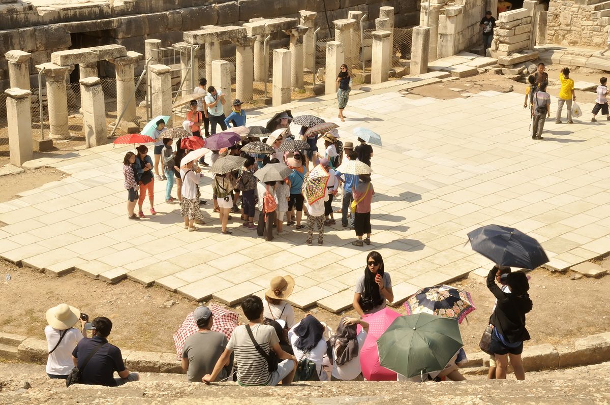 Izmir,,Turkey,-,Jul,27:,Tourists,With,Sun,Umbrellas,Standing