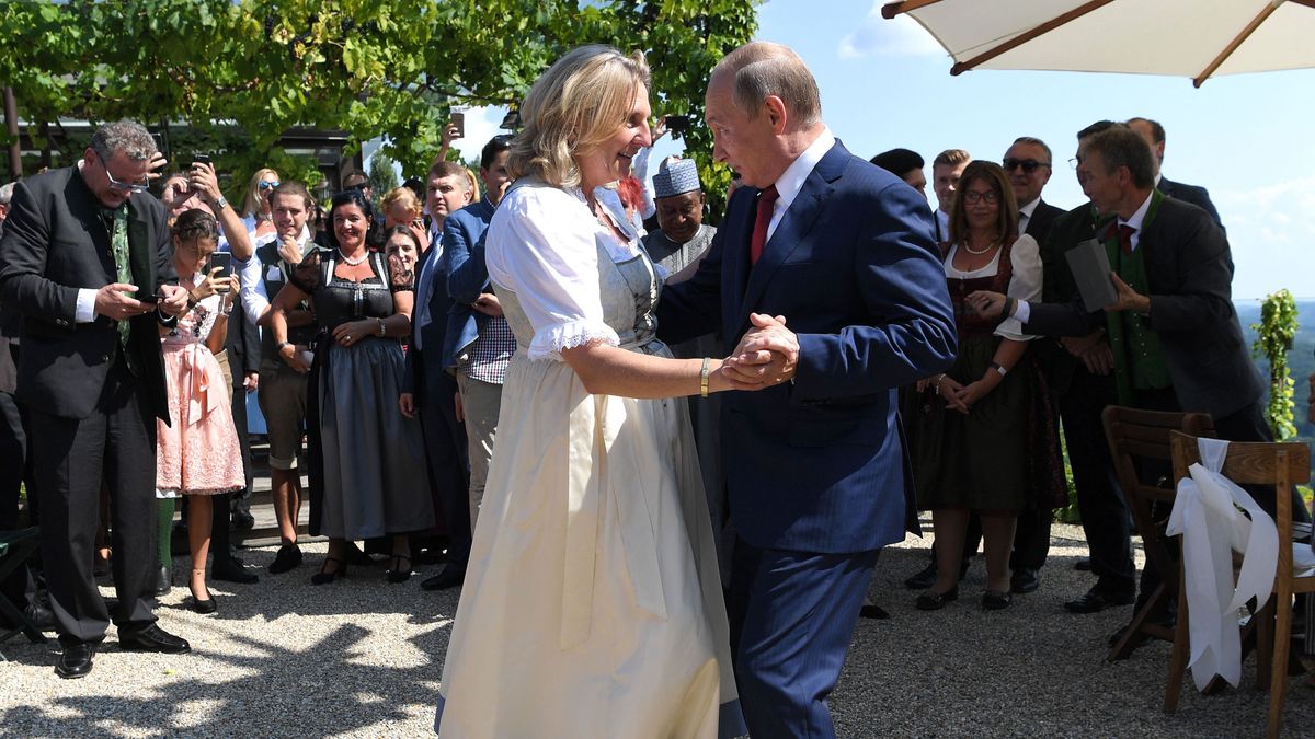 Oroszországba költözött a Putyinnal táncoló volt osztrák külügyminiszter