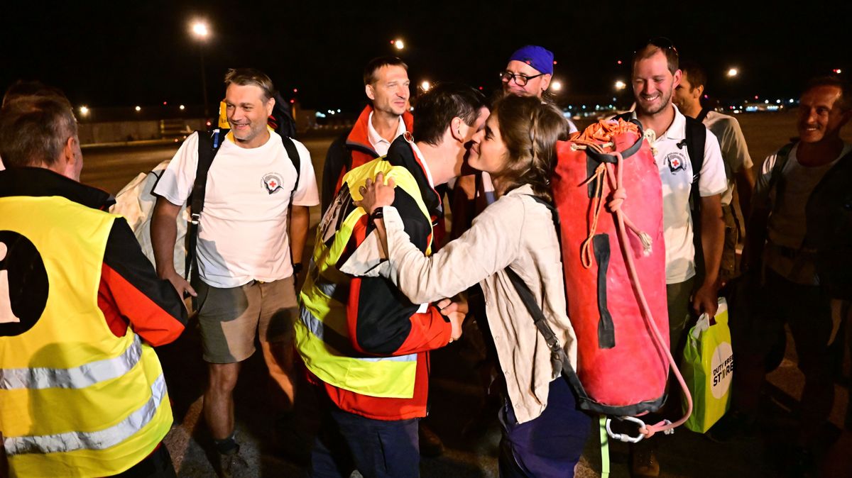 A barlangi mentés után hazaértek a magyar mentőcsapat tagjai