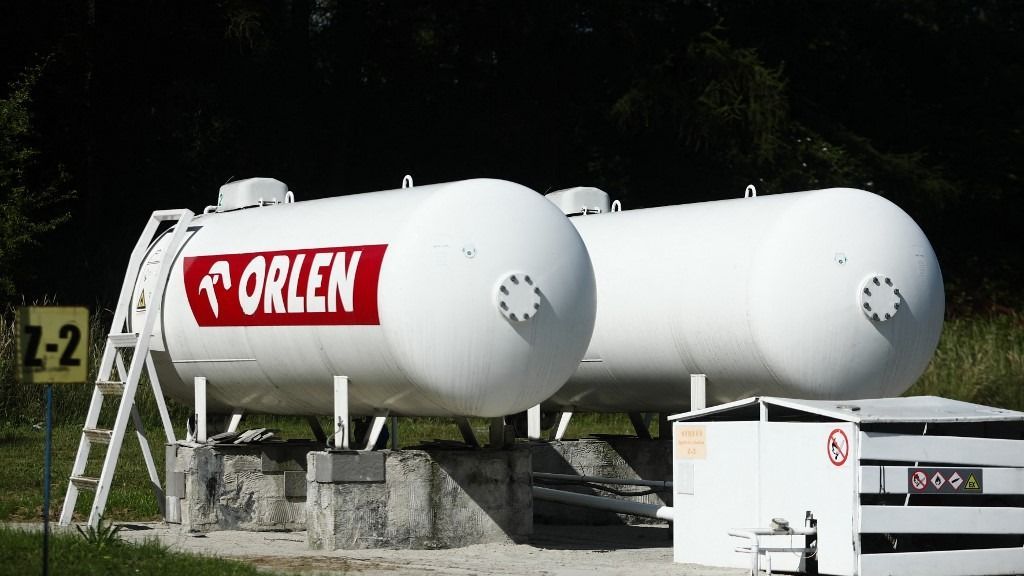 Energy And Economy In PolandGas tanks are seen at the Orlen petrol station in Krakow, Poland on June 15, 2022. (Photo by Jakub Porzycki/NurPhoto) (Photo by Jakub Porzycki / NurPhoto / NurPhoto via AFP)