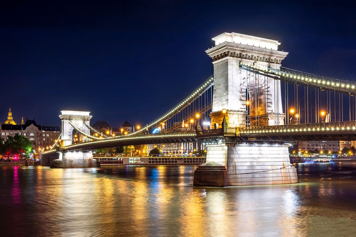 Chain,Bridge,Over,Danube,River,At,Night,,Budapest,,Hungary