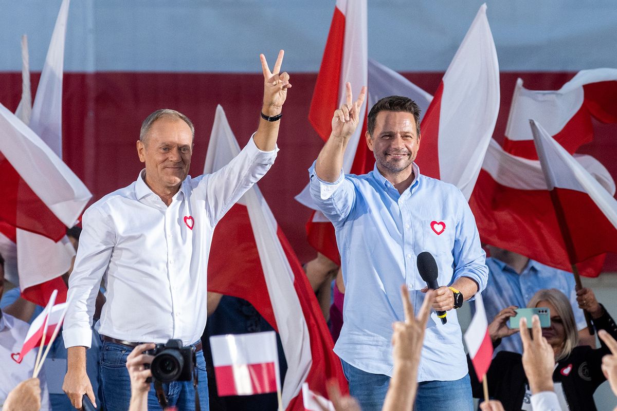 Donald Tusk  and Rafal Trzaskowski (R) during a campaign meeting of the Civic Platform party ahead of parliamentary elections in Poland , in Otwock, Poland, September 25, 2023. POLAND OUT (Photo by Andrzej Iwanczuk/NurPhoto) (Photo by ANDRZEJ IWANCZUK / NurPhoto / NurPhoto via AFP)