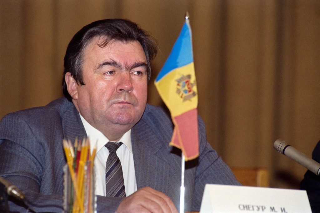 This picture shows Moldovian president Mircea Snegur looking on, in Moscow, on December 12, 1991. Mircea Snegur, who led Moldova to independence and served as its first president, has died at the age of 83, the country's current incumbent said on September 14, 2023. (Photo by Dima TANIN / AFP)