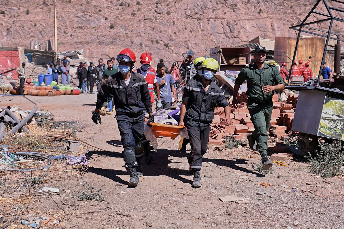 Talat N'Jaakub, 2023. szeptember 12.
Holttestet visznek a mentőegységek tagjai a földrengés sújtotta Talat N'Jaakub kisvárosban, Marrákestől délre 2023. szeptember 11-én. A szeptember 9-re virradó éjjelen pusztító, 7-es erősségű földmozgás fészkét Marrákestől mintegy 70 kilométerre, délnyugatra mérték. A halálos áldozatok száma 2862-re, a sebesülteké 2562-re emelkedett.
MTI/AP/Europa Press/Fernando SánchezTalat N'Jaakub, 2023. szeptember 12.Holttestet visznek a mentőegységek tagjai a földrengés sújtotta Talat N'Jaakub kisvárosban, Marrákestől délre 2023. szeptember 11-én. A szeptember 9-re virradó éjjelen pusztító, 7-es erősségű földmozgás fészkét Marrákestől mintegy 70 kilométerre, délnyugatra mérték. A halálos áldozatok száma 2862-re, a sebesülteké 2562-re emelkedett.MTI/AP/Europa Press/Fernando Sánchez