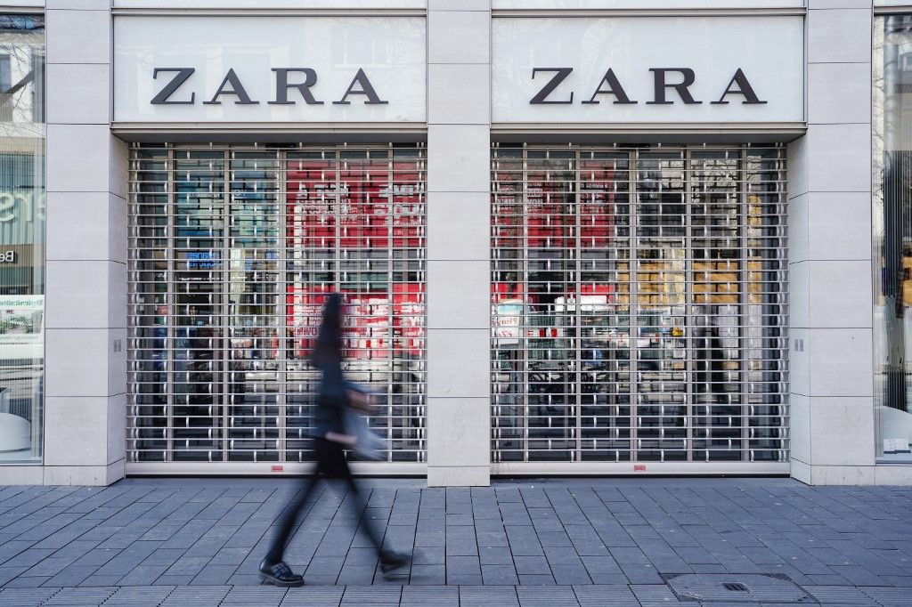 Coronavirus - Shopping street18 March 2020, Baden-Wuerttemberg, Mannheim: In the morning, a pedestrian walks in the Planken shopping street past the entrance of a clothing store closed with a grating. Photo: Uwe Anspach/dpa (Photo by UWE ANSPACH / DPA / dpa Picture-Alliance via AFP)