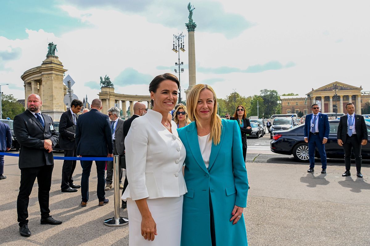 Budapest, 2023. szeptember 14.Novák Katalin köztársasági elnök (b) fogadja Giorgia Meloni olasz miniszterelnököt az V. Budapesti Demográfiai Csúcs első napján a Szépművészeti Múzeum előtt 2023. szeptember 14-én.MTI/Illyés Tibor