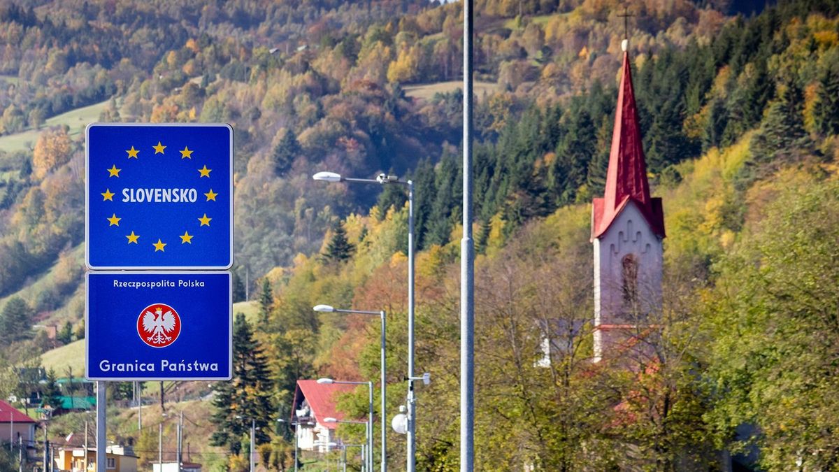 A szlovák határon állítaná meg a migránsokat Morawiecki 