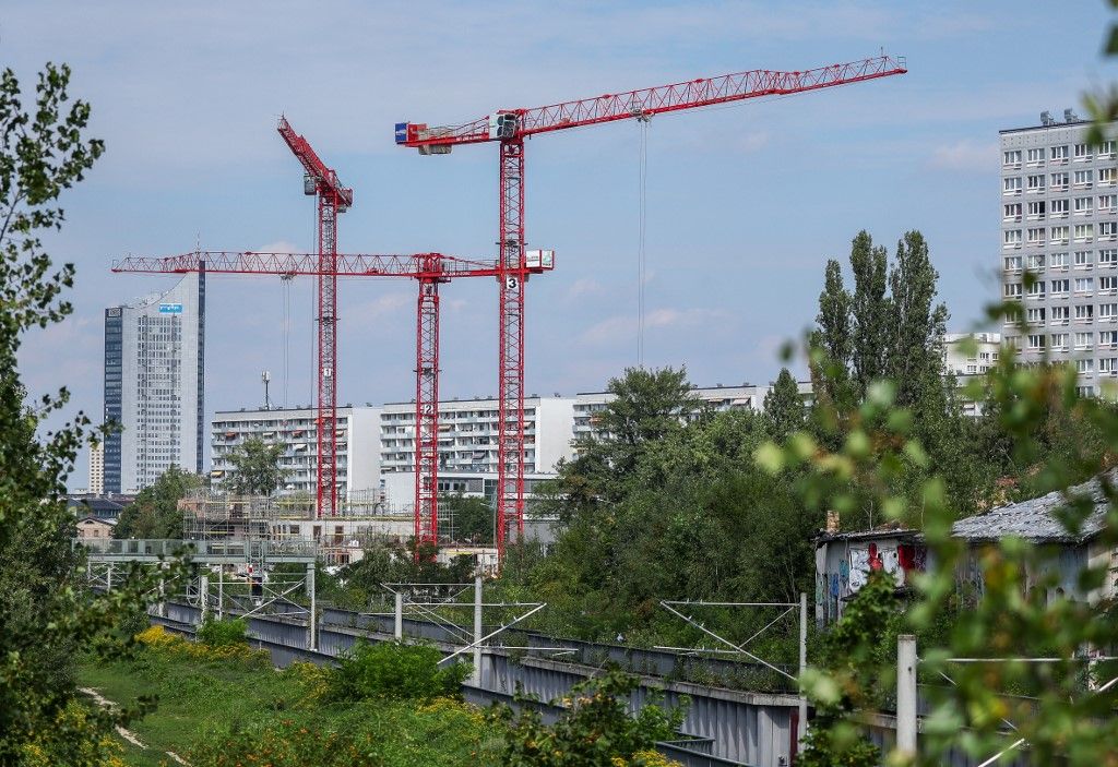 Brownfield site "Bayerischer Bahnhof" to be built on23 August 2023, Saxony, Leipzig: Construction cranes stand on the wasteland behind the Bayerischer Bahnhof train station in the south of Leipzig. With the development plan No. 397.1 "Urban Space Bayerischer Bahnhof - Urban Quarter Lößniger Straße", a new district is to be built on the 36-hectare wasteland. An eight-hectare park, around 1,800 apartments, schools, sports halls, daycare centers, stores and around 150,000 square meters of commercial space are planned in the district on both sides of the City Tunnel route. Photo: Jan Woitas/dpa/ZB (Photo by JAN WOITAS / DPA / dpa Picture-Alliance via AFP)