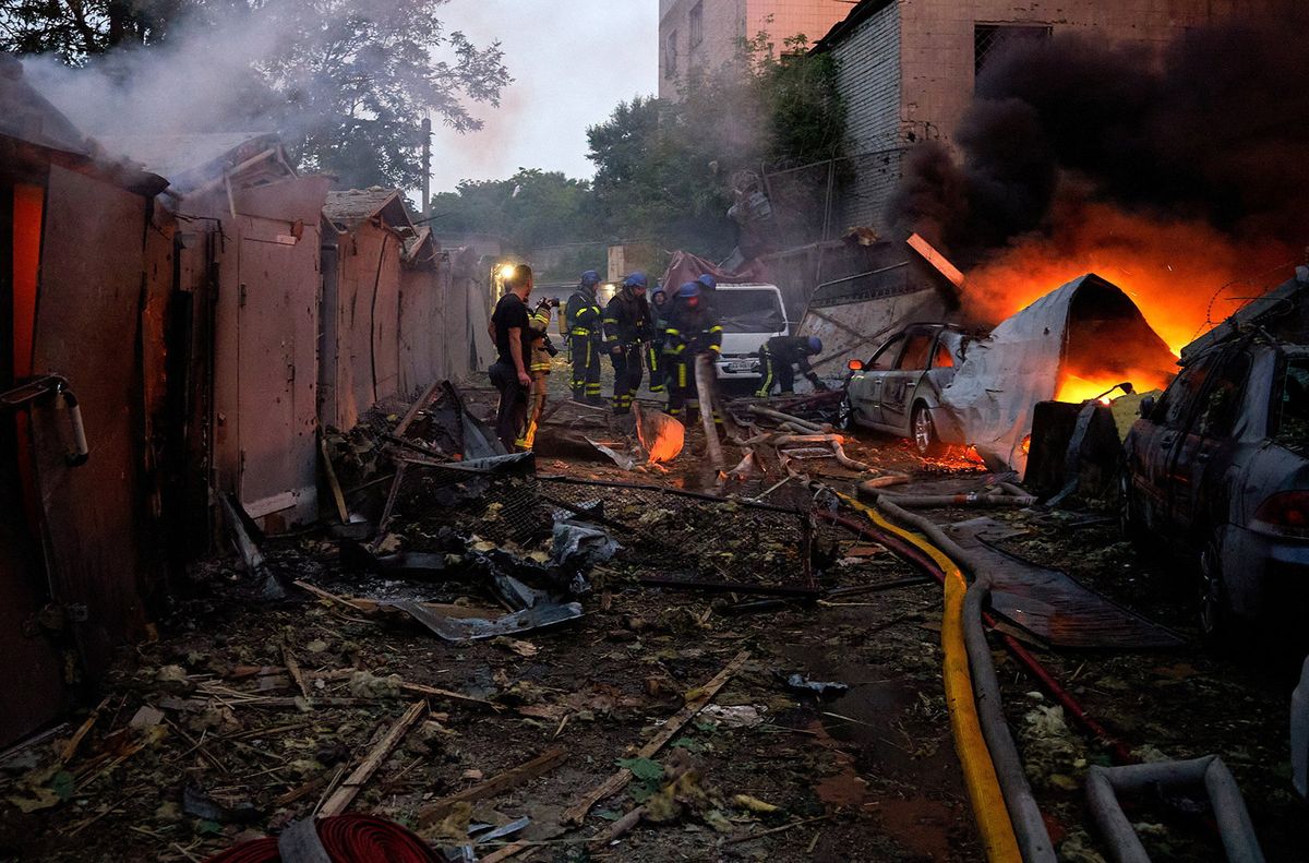 Kijev, 2023. augusztus 30.Tűzoltók dolgoznak a helyszínen a legutóbbi orosz rakétatámadást követően Kijevben 2023. augusztus 30-án. A támadásban legkevesebb két ember életét vesztette, további kettő megsebesült.MTI/EPA/Vadim Szarahan