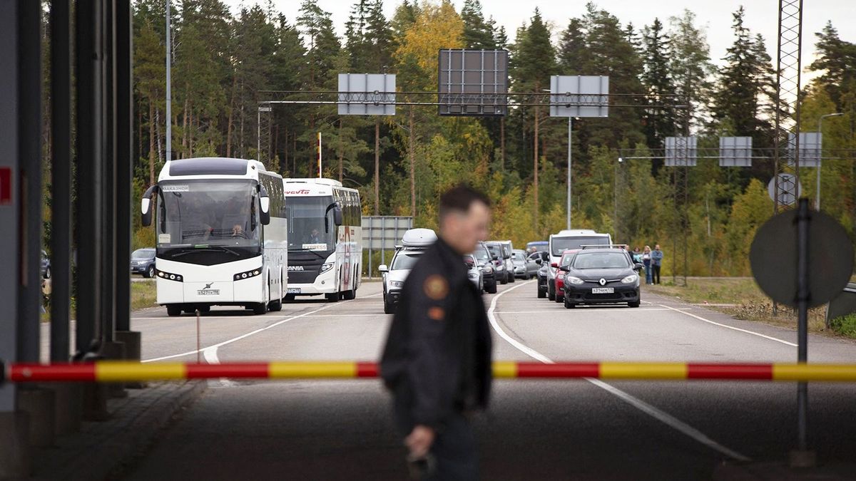Újabb NATO-tagállam tiltja ki az orosz rendszámú kocsikat a területéről