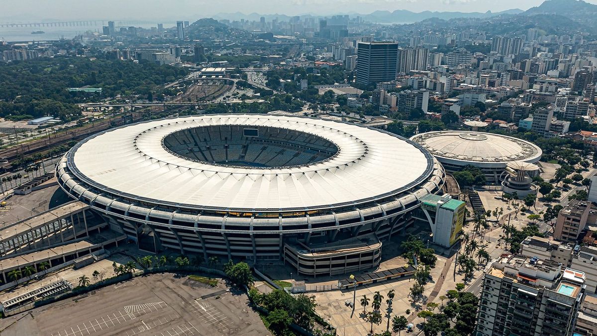 Az egyik leghangulatosabb stadionban, a Marakanában lép pályára ma este a magyar válogatott