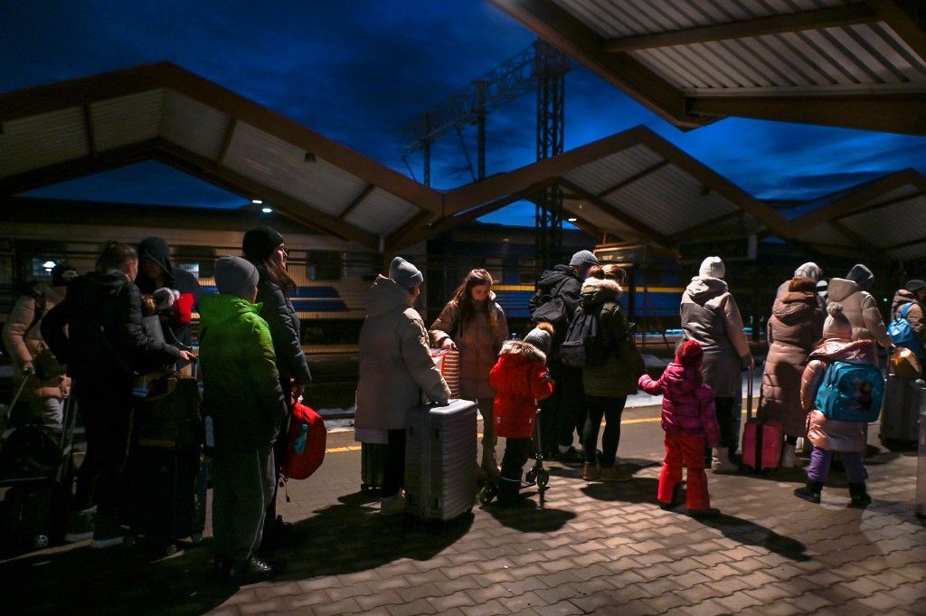 More Ukrainians Arrives To Poland Before ChristmasUkrainians standing in line at passport control after arriving in the evening train from Ukraine to Przemysl railway station.
According to research conducted by Lalafo, about half of Ukrainians who came to Poland because of the war are of working age. Over 96% are women aged 30-50, 16% are under this age, and 10% are elderly. As per the Lalafo survey, almost 90% have children, usually one or two. Half of forced migrants from Ukraine want to return home after the war, while about 12% express a desire to stay in Poland.
On Thursday, December 22, 2022, in Przemysl, Subcarpatian Voivodeship, Poland. (Photo by Artur Widak/NurPhoto) (Photo by Artur Widak / NurPhoto / NurPhoto via AFP)