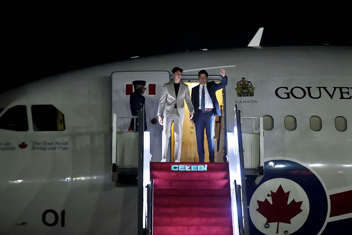 Canada's Prime Minister Justin Trudeau (R) disembarks from an aircraft upon his arrival at the airport on the eve of two-day G20 summit in New Delhi on September 8, 2023. (Photo by PIB / AFP) / RESTRICTED TO EDITORIAL USE