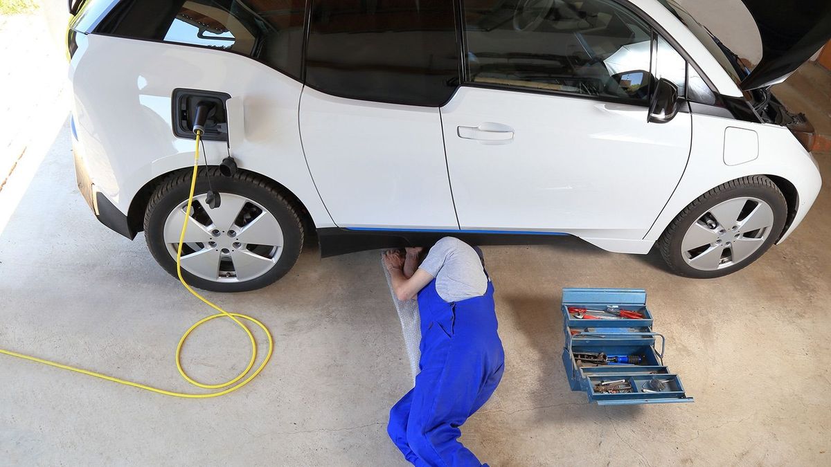 Fékezheti az elektromos autók terjedését, hogy kevés a hozzáértő szerelő