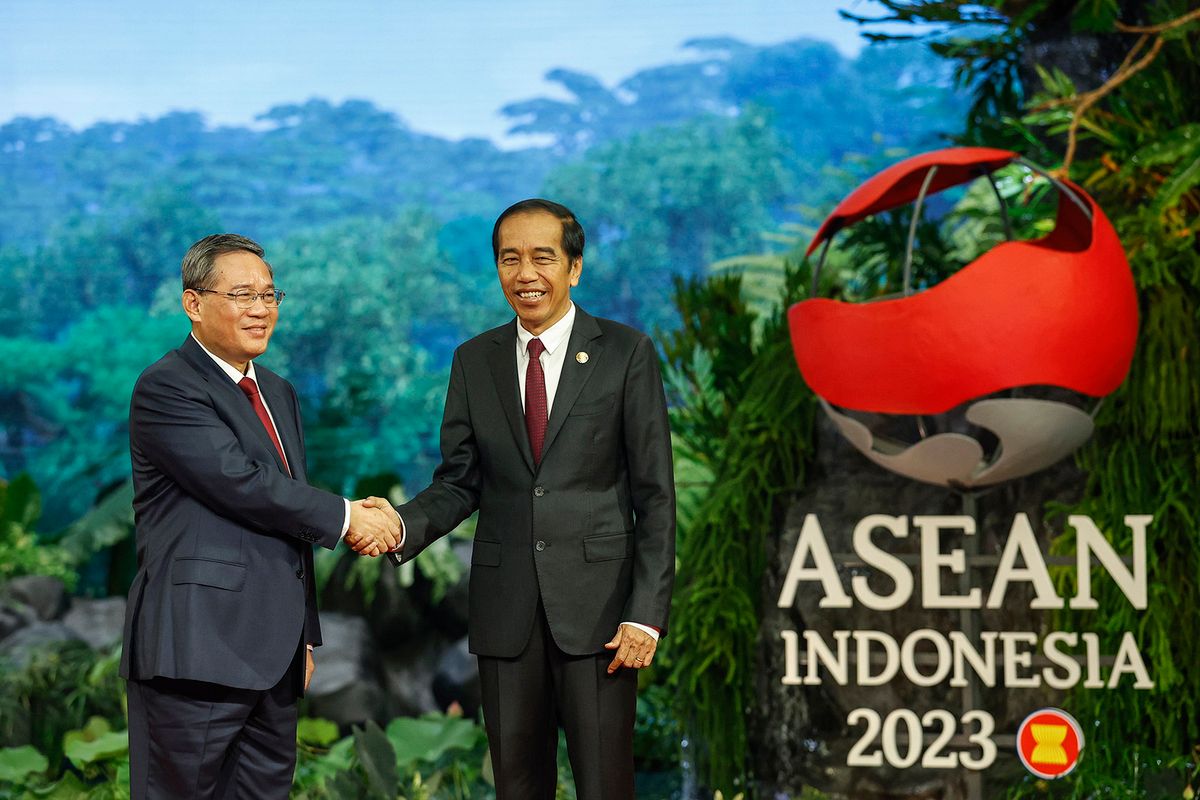 Jakarta, 2023. szeptember 6.Joko Widodo indonéz elnök (j) fogadja Li Csiang kínai kormányfőt a Délkelet-ázsiai Nemzetek Szövetsége (ASEAN) csúcstalálkozóján Jakartában 2023. szeptember 6-án.MTI/EPA/Mast Irham