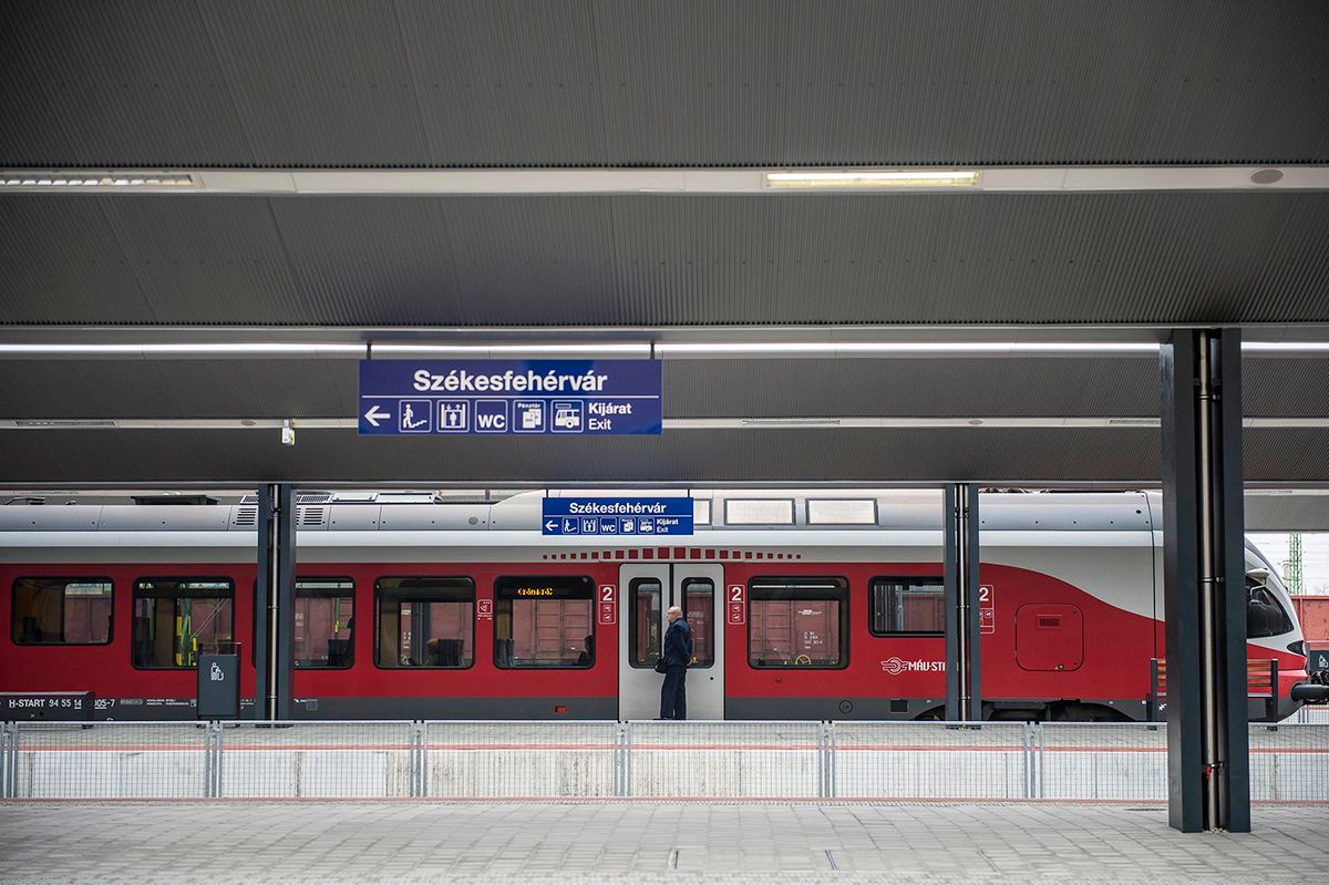 Székesfehérvár, 2016. december 19.
A több mint 33 milliárd forintból megújult székesfehérvári vasútállomás az átadóünnepség napján, 2016. december 19-én. A beruházás során megújult a vasúti pálya, a biztosítóberendezések és az állomásépületet is részben felújították.
MTI Fotó: Bodnár Boglárka