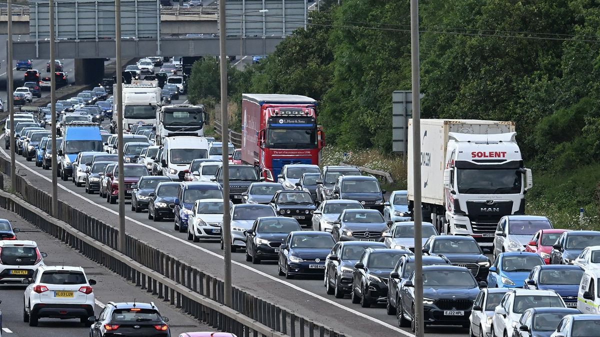 Meghátrált a brit kormány, még jóideig lehet értékesíteni hagyományos autókat