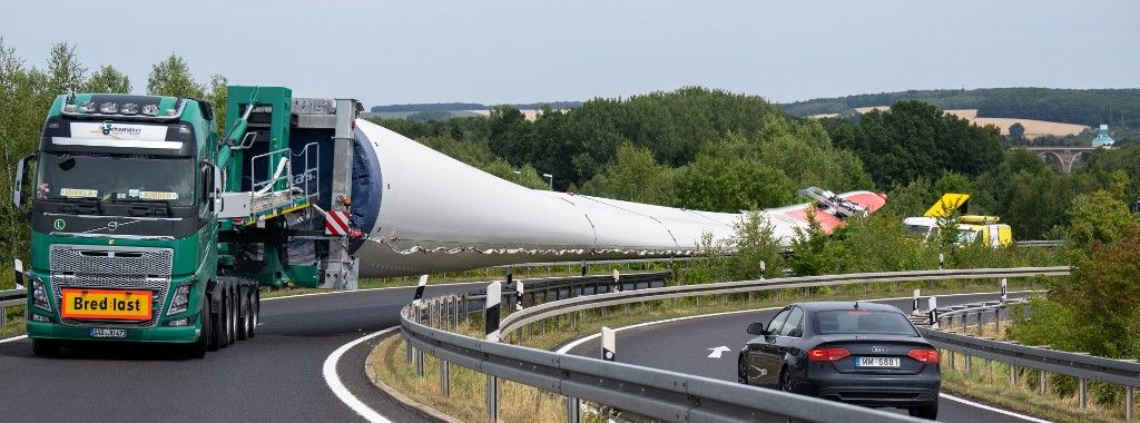 Heavy transport on the A424 May 2023, Saxony, Dresden: A heavy goods vehicle carrying parts of a wind turbine drives along the A4 highway near Dresden in the morning. Photo: Robert Michael/dpa (Photo by ROBERT MICHAEL / DPA / dpa Picture-Alliance via AFP)
