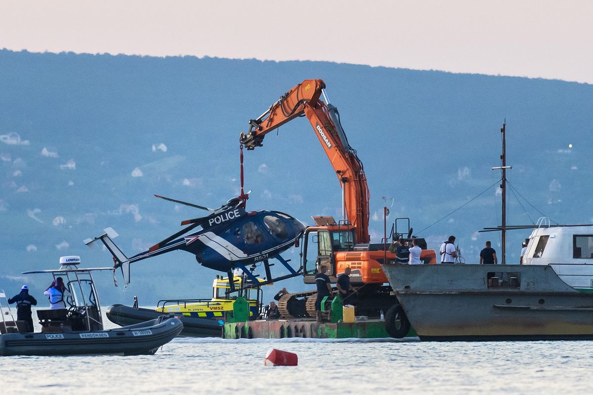 20230907 Balatonszéplak Az MD 500E típusú helikopter a Készenléti Rendőrség Légirendészeti Szolgálatának tervezett gyakorlata közben, a parttól mintegy 300 méterre zuhant a tóba. A gép kétfős legénységét egy közelben tartózkodó hajó mentette ki.fotó: Ladóczki Balázs (LB)Origo