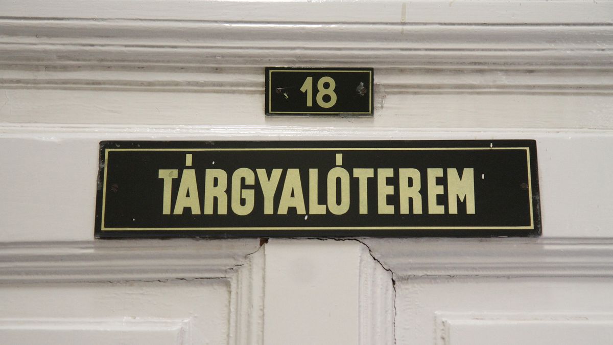 Vádat emeltek egy korábbi kormánytisztviselő ellen