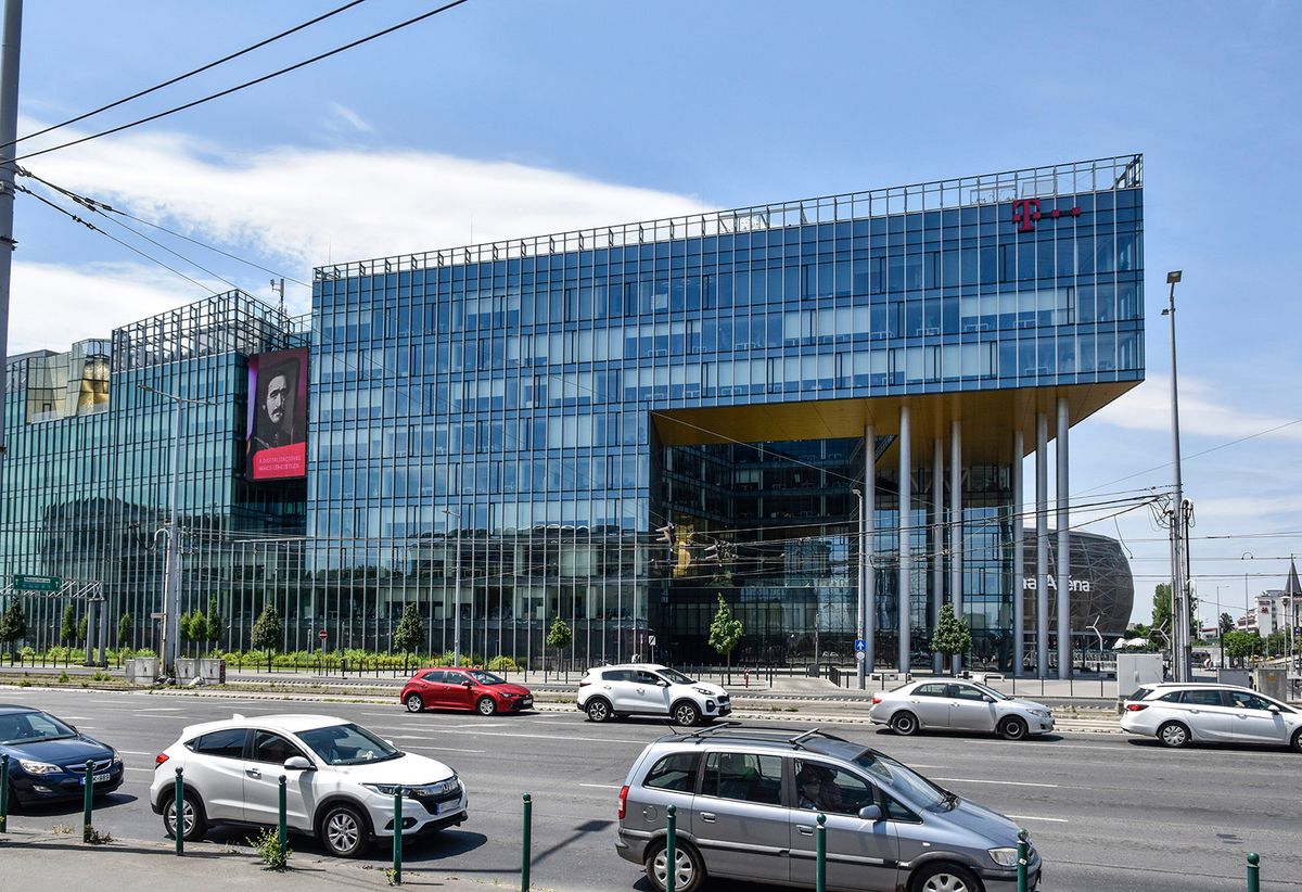 Budapest, 2022. június 6.A 2018-ban átadott Magyar Telekom és T-Systems 58 ezer négyzetméter alapterületű székháza a főváros IX. kerületében, a Könyves Kálmán körút és Üllői út találkozásánál. A TIBA Építész Stúdió projektjeként létesült épület 2022-ben elnyerte a BIGSEE Építészeti Díjat, Public and commercial architecture (Köz- és kereskedelmi célú építészet) kategóriában.MTVA/Bizományosi: Róka László ***************************Kedves Felhasználó!Ez a fotó nem a Duna Médiaszolgáltató Zrt./MTI által készített és kiadott fényképfelvétel, így harmadik személy által támasztott bárminemű – különösen szerzői jogi, szomszédos jogi és személyiségi jogi – igényért a fotó szerzője/jogutódja közvetlenül maga áll helyt, az MTVA felelőssége e körben kizárt. Budapest, 2022. június 6.
A 2018-ban átadott Magyar Telekom és T-Systems 58 ezer négyzetméter alapterületű székháza a főváros IX. kerületében, a Könyves Kálmán körút és Üllői út találkozásánál. A TIBA Építész Stúdió projektjeként létesült épület 2022-ben elnyerte a BIGSEE Építészeti Díjat, Public and commercial architecture (Köz- és kereskedelmi célú építészet) kategóriában.
MTVA/Bizományosi: Róka László 
***************************
Kedves Felhasználó!
Ez a fotó nem a Duna Médiaszolgáltató Zrt./MTI által készített és kiadott fényképfelvétel, így harmadik személy által támasztott bárminemű – különösen szerzői jogi, szomszédos jogi és személyiségi jogi – igényért a fotó szerzője/jogutódja közvetlenül maga áll helyt, az MTVA felelőssége e körben kizárt.